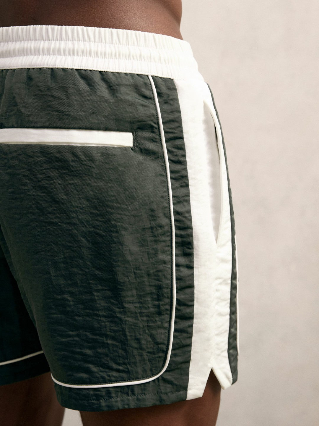 Colour-Block Piped-Trim Swim Shorts Dark Green/White | Men
