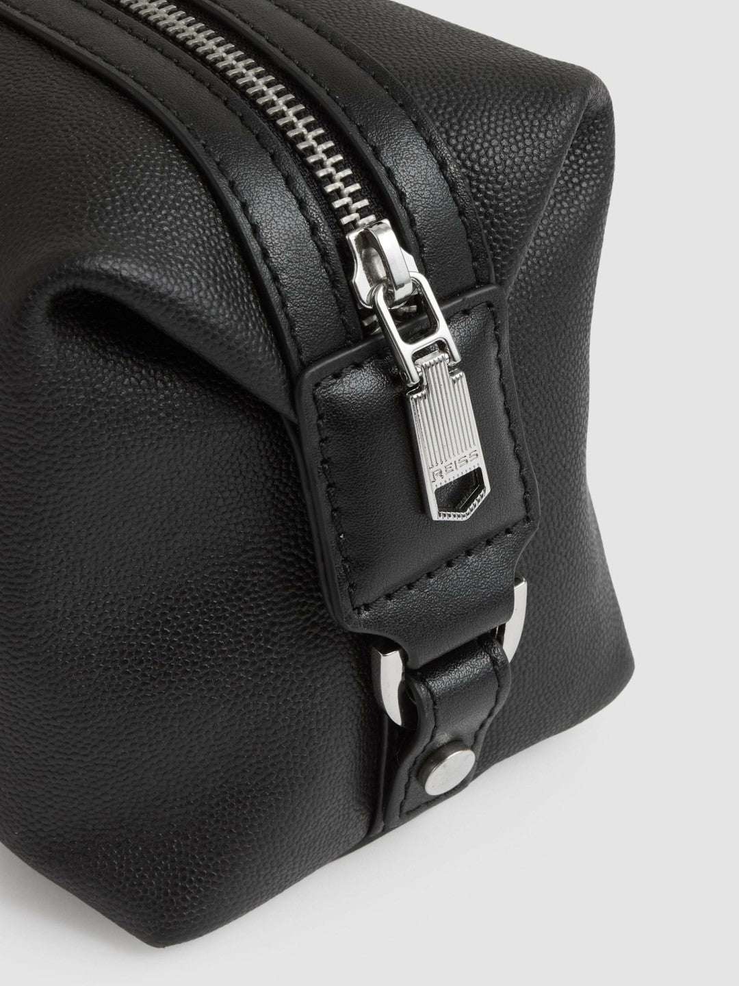 Micro-Grain Leather Washbag Black | Men