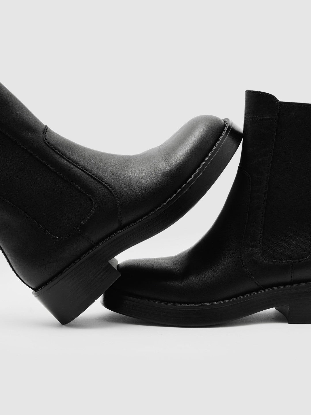 Leather Chelsea Boots Black | Women
